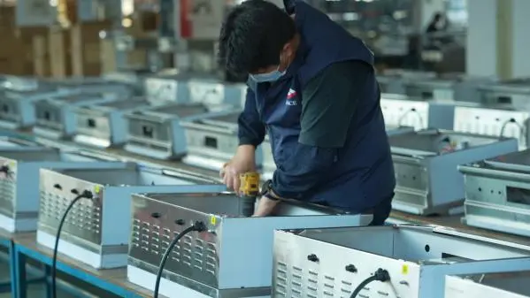 Skilled staff assembling commercial kitchen appliances in Guangzhou factory (1)
