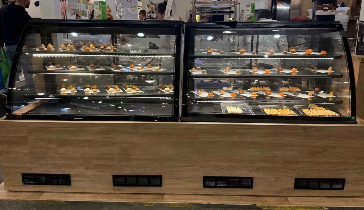 Refrigerated pastry display case for hotel buffet service