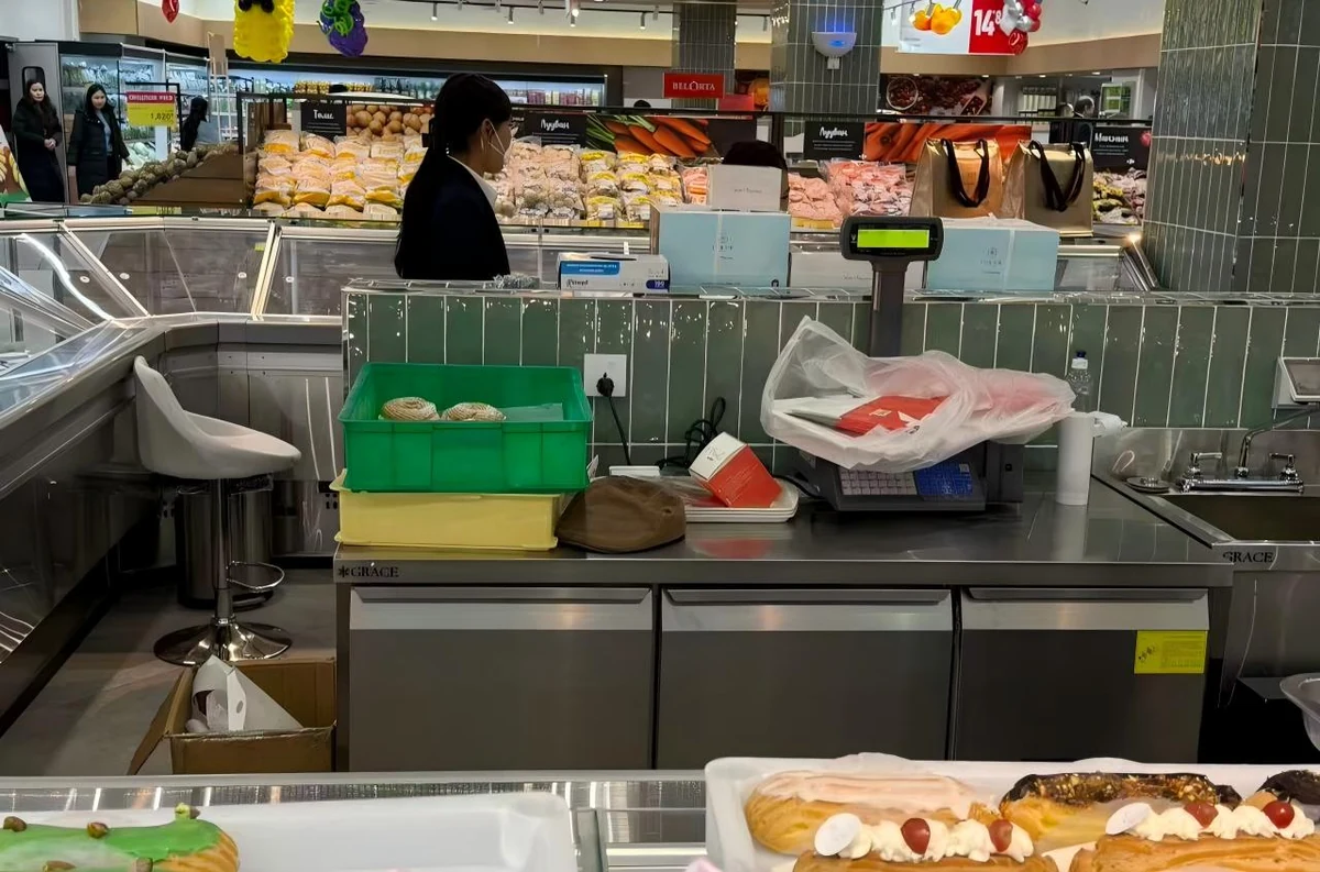 1800mm curved glass refrigerated salad counter with T3-rated compressor